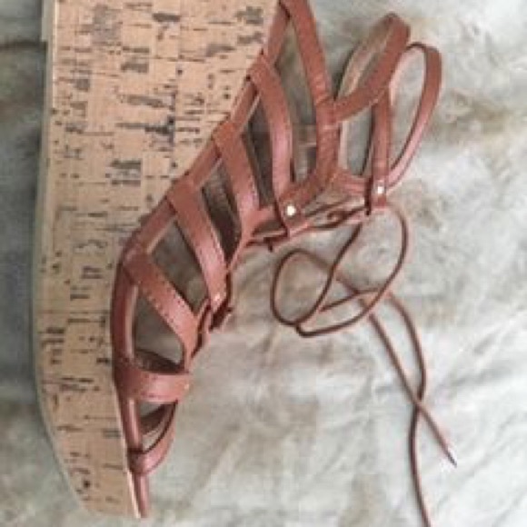 Tie up wedges can adjust to wide feet - Picture 3 of 3